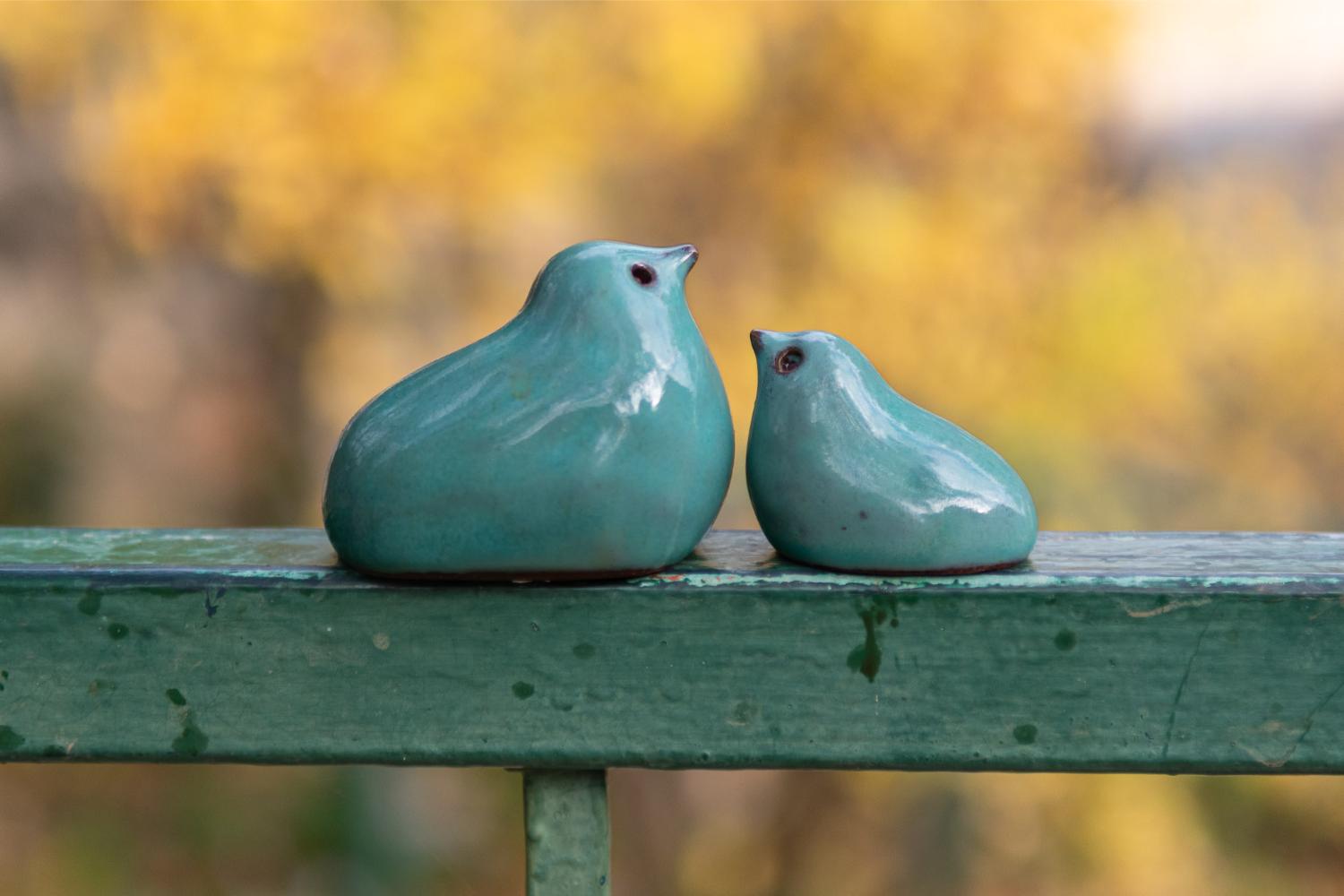 Mother bird and fledgling in a nest - Image 4