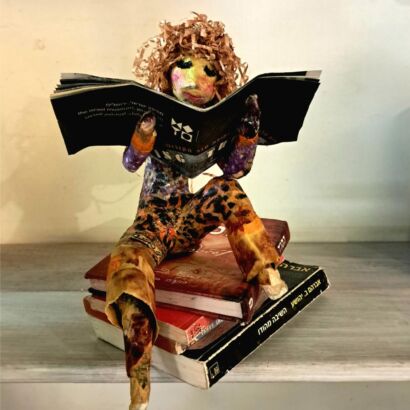 Paper figurine reading culture