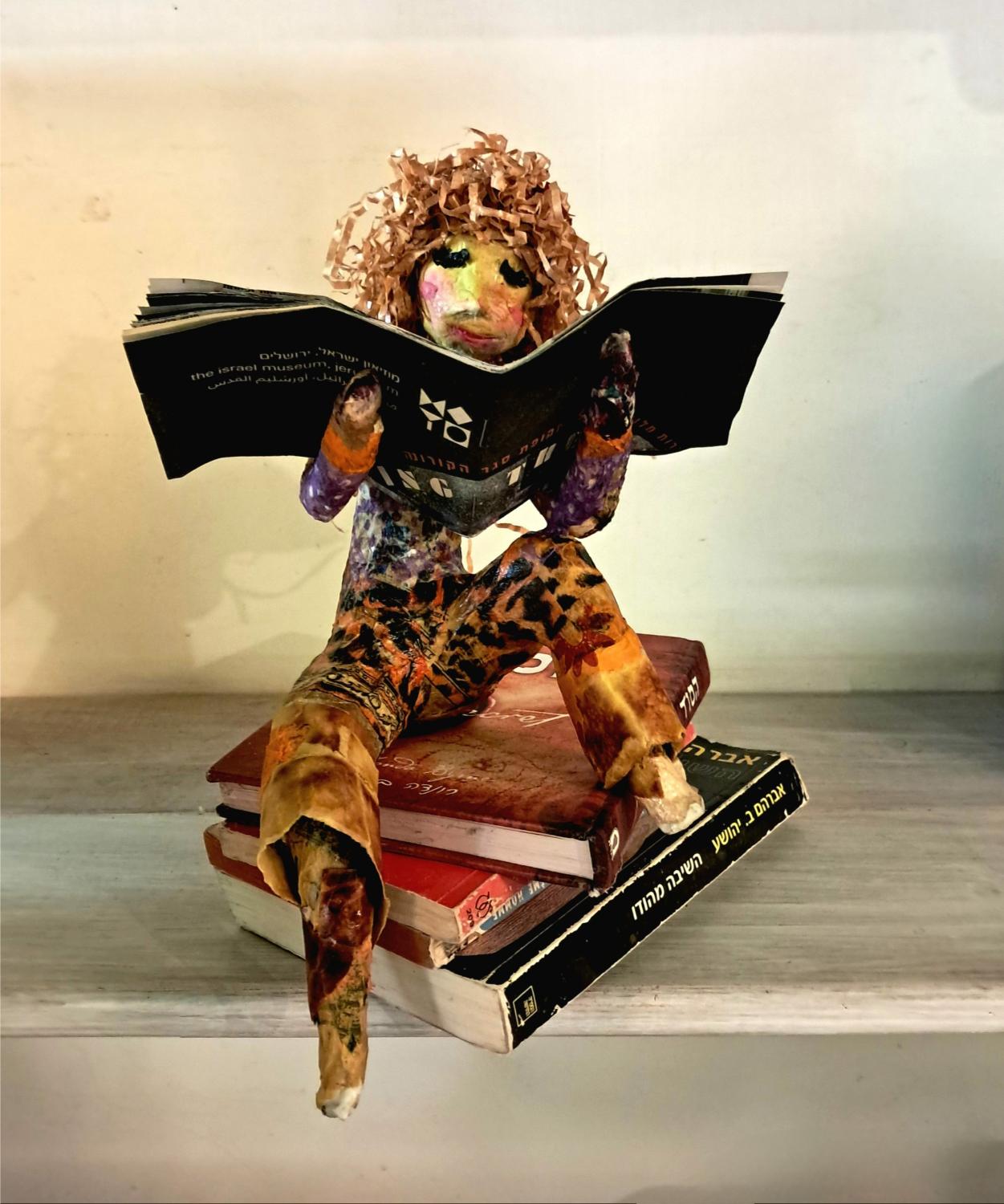 Paper figurine reading culture