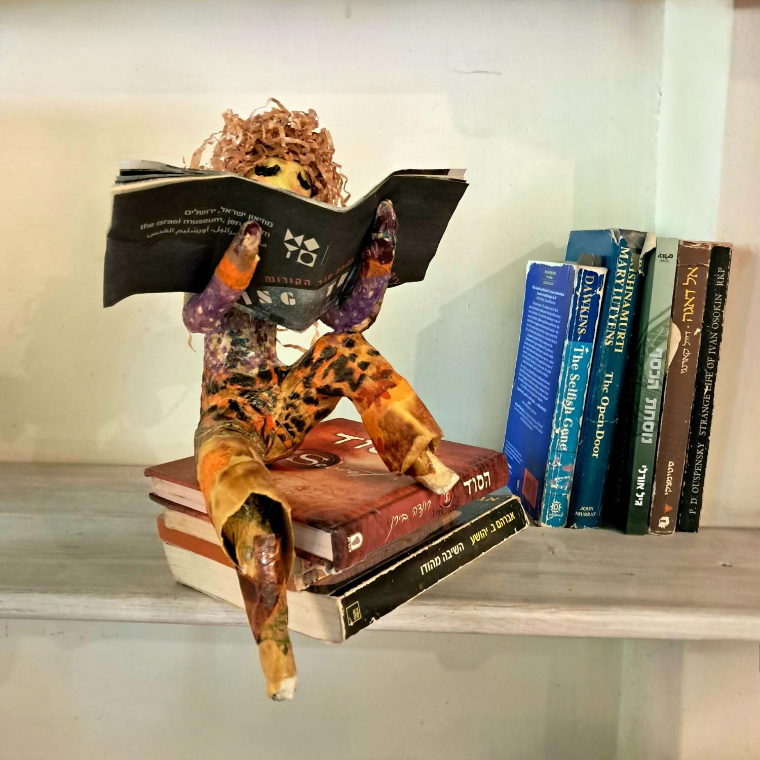 Paper figurine reading culture - Image 4