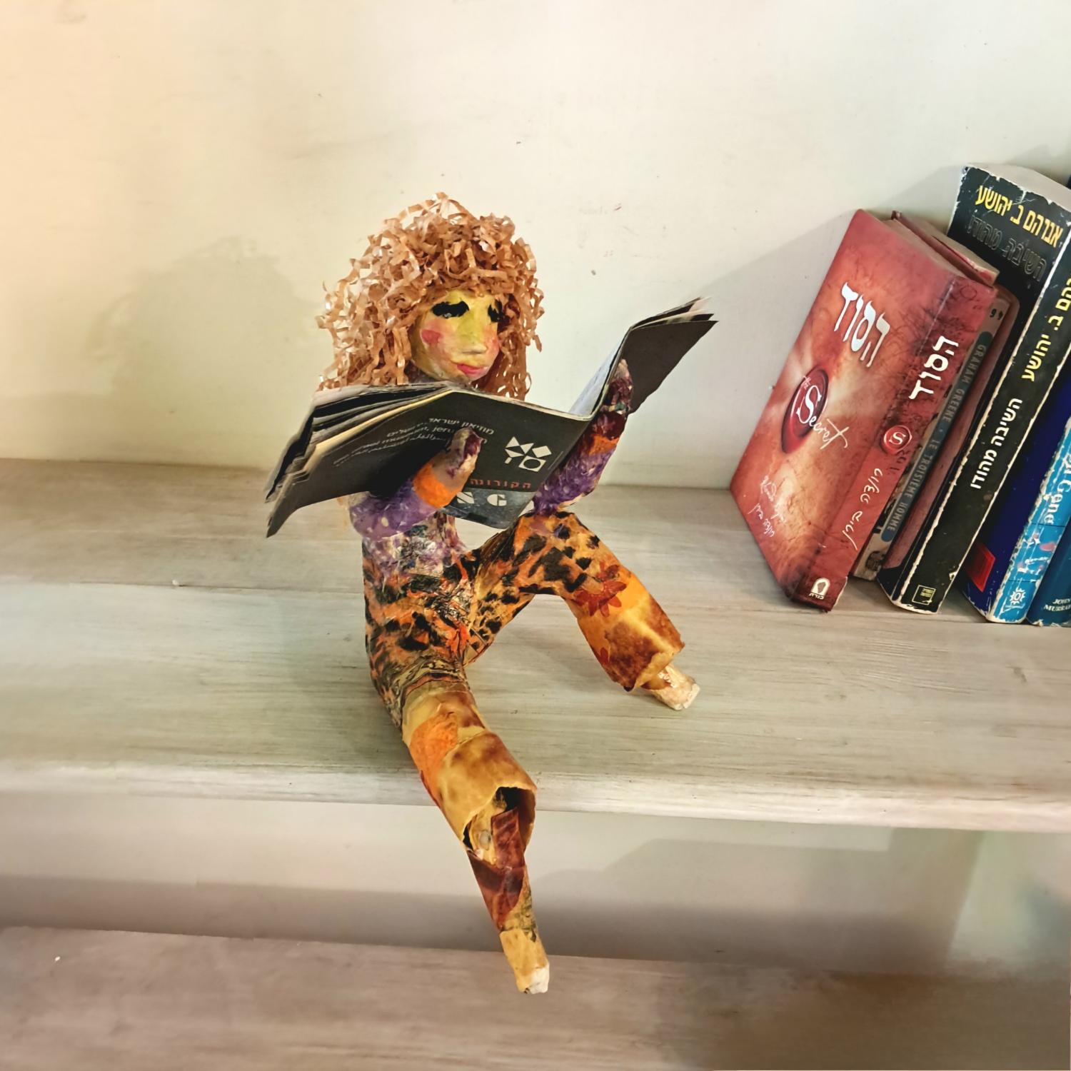 Paper figurine reading culture - Image 3