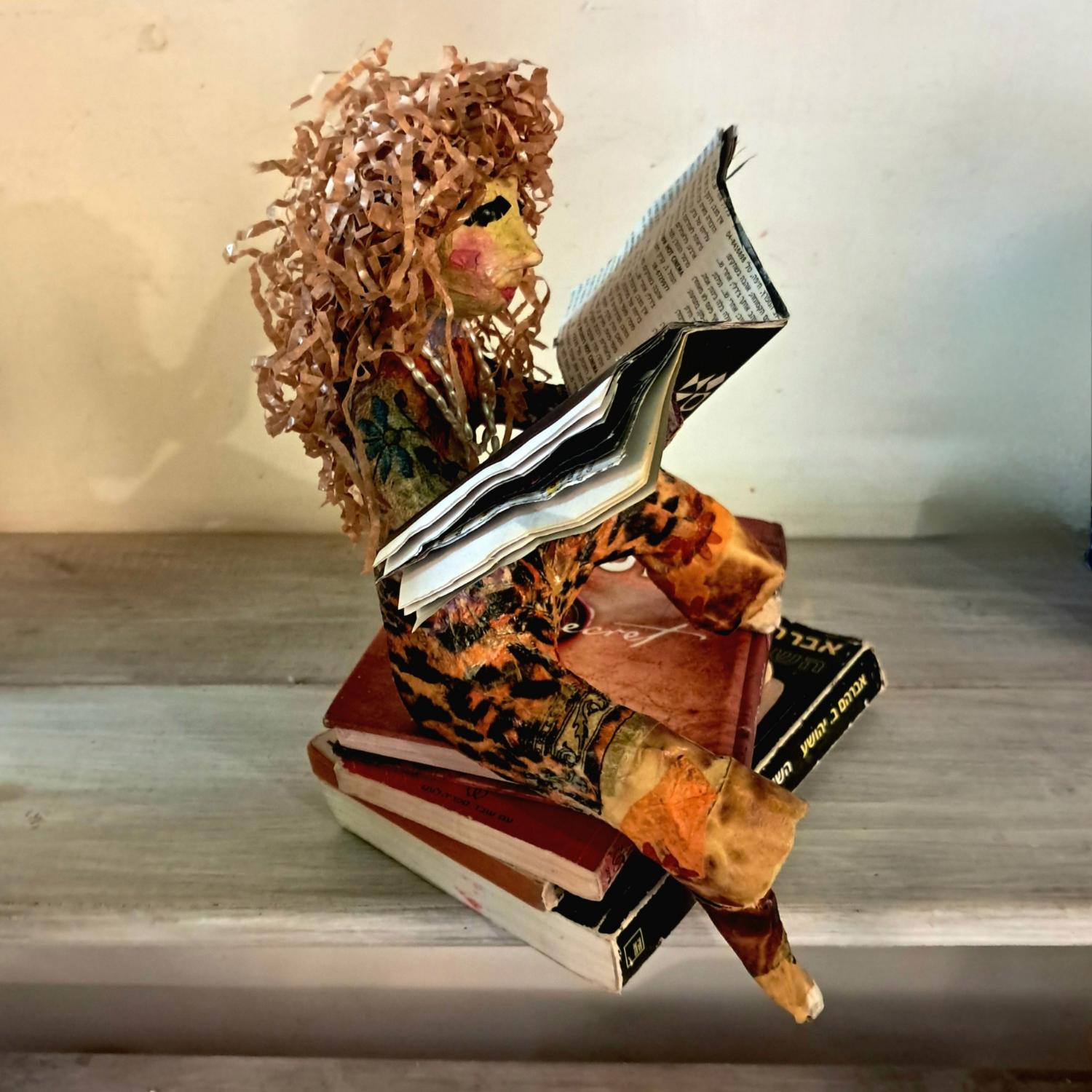 Paper figurine reading culture - Image 2